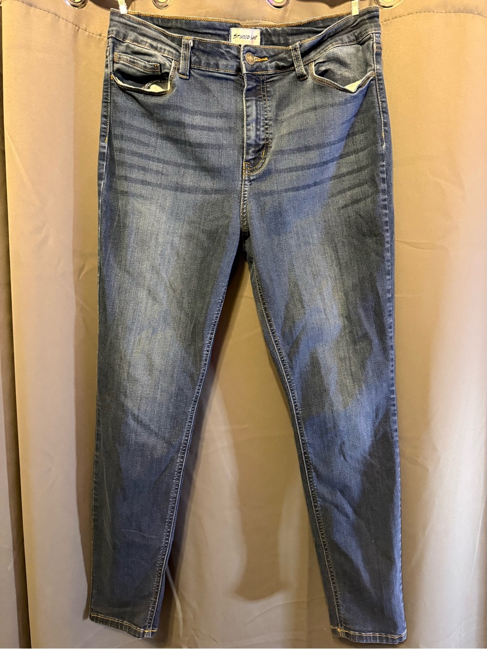 Skinny Mid-Blue Women’s Jeans — Classic Slim Fit